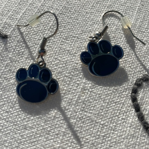 Penn State Nittany Lions Dangle fishhook earrings. Blue and silver w/rubber back - Picture 4 of 5